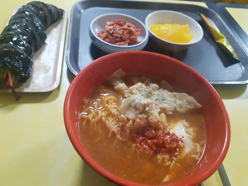 만두라면 참치김밥먹고 왔는데요...