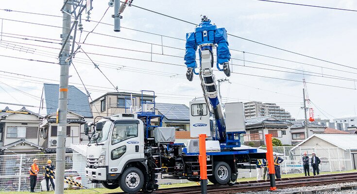 일본 철도에서 인간형 상반신 로봇을 작업에 투입
