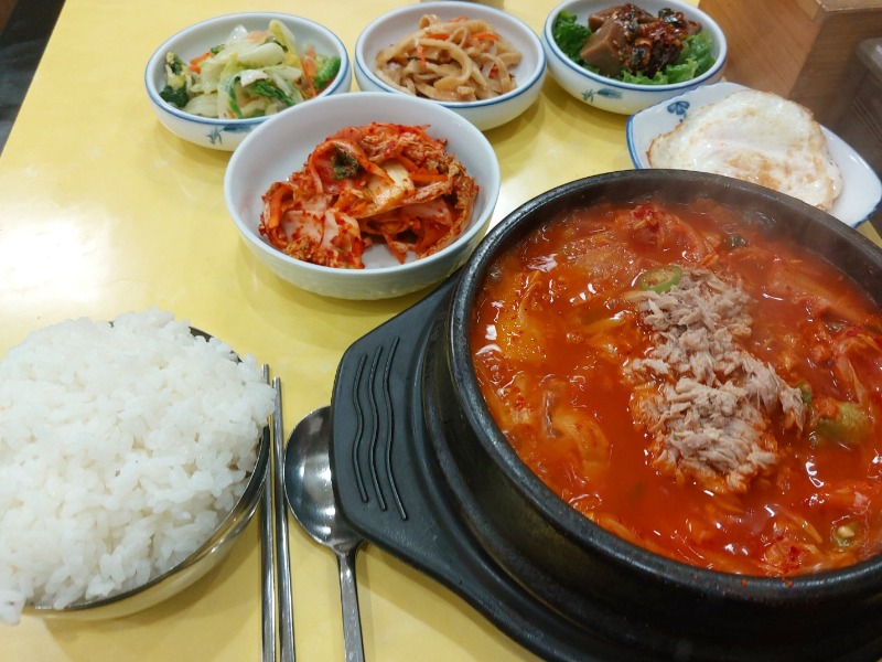 오늘점심은 참치찌개 + 돈까스 즐겼네요