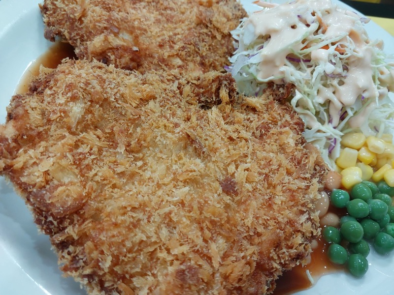 오늘점심은 참치찌개 + 돈까스 즐겼네요