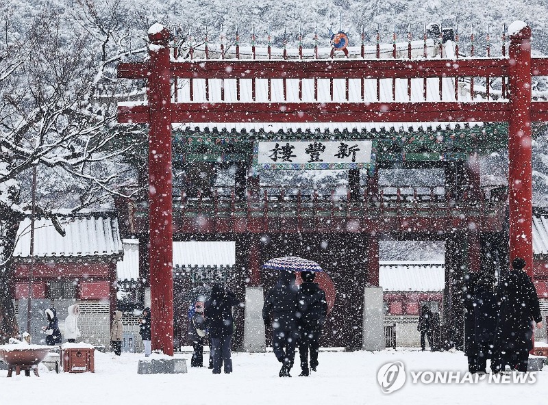 전국 흐리고 곳곳 눈·비…미세먼지 '나쁨'(오늘 날씨)