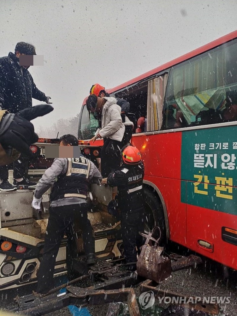 설연휴 사흘째, 고속도 곳곳 눈길 다중추돌…50여명 부상