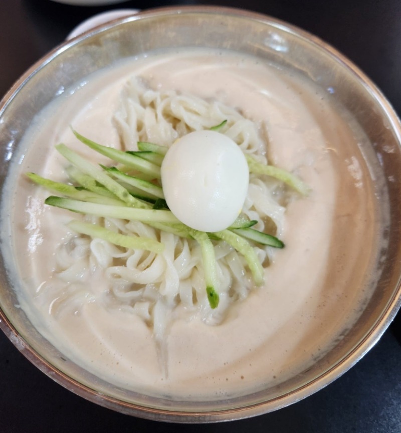 날씨가 푹푹 찌네요, 시원한 콩국수 한그릇 말아먹었습니다.
