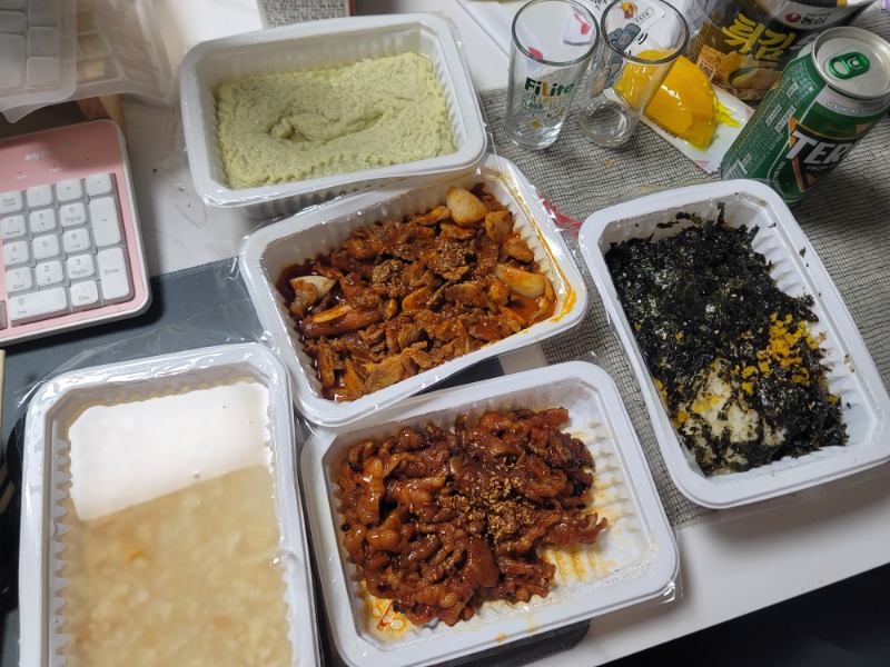 다들 야식들 챙기셔용!