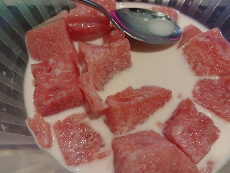 수 박에 우유만 넣어도 꿀맛