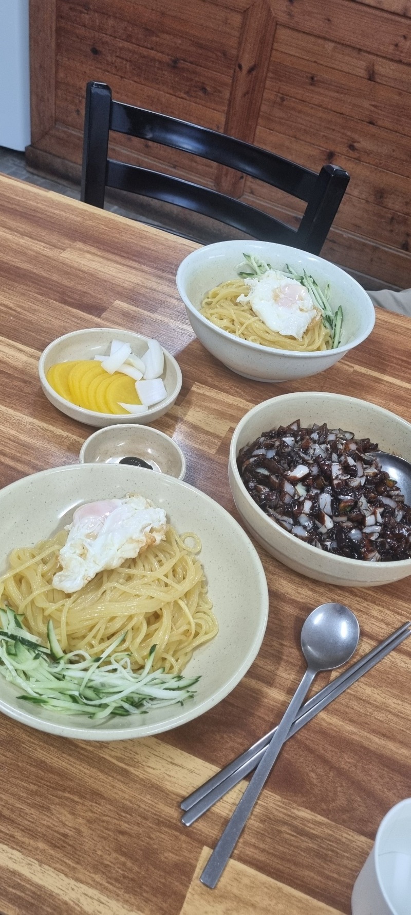 늦게 먹습니다.