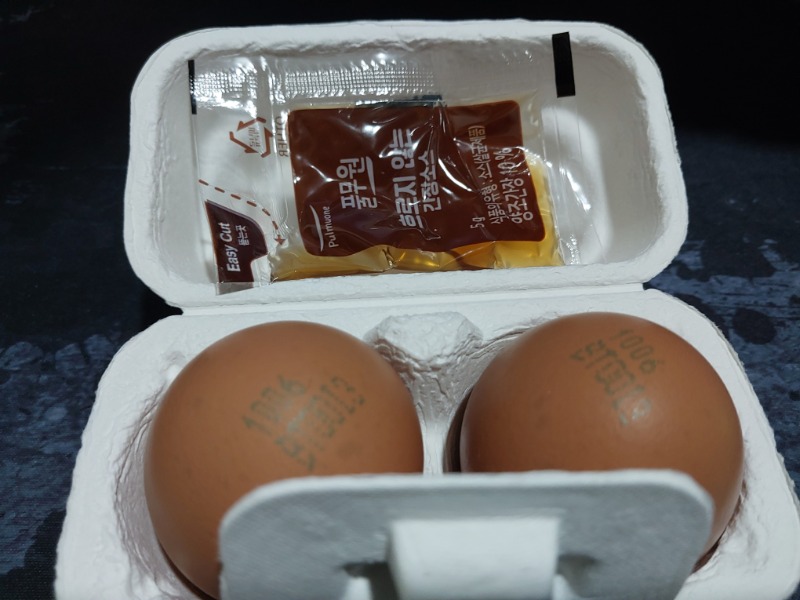풀무원 구운계란이라는데 간장이 킥이네욧 ㄷㄷ