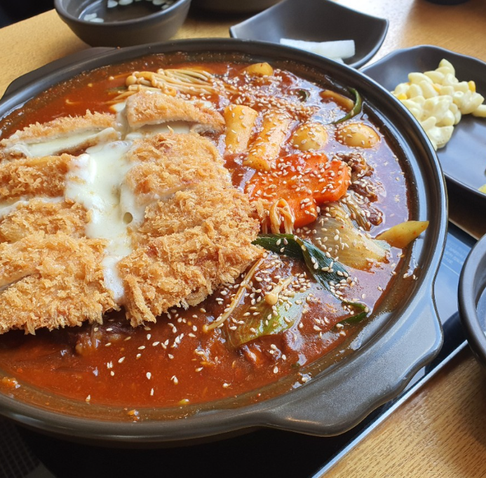 매운갈비찜 + 치즈가스 땡기네요...