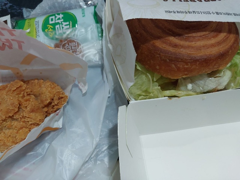 롯데리아, 통 파인애플 올린 신상 버거 나온다...이찬양 셰프와 두 번째 협업