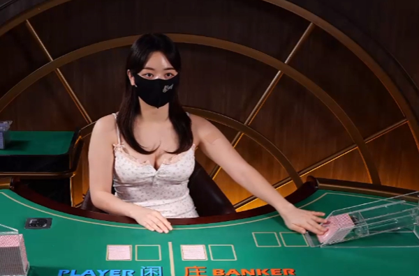 눈은 딜러한테, 손은 베팅에… 집중이 안되네;; 눈은 딜러한테, 손은 베팅에… 집중이 안되네;;