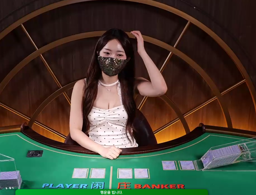 마스크 너머 눈빛에 녹아버림....